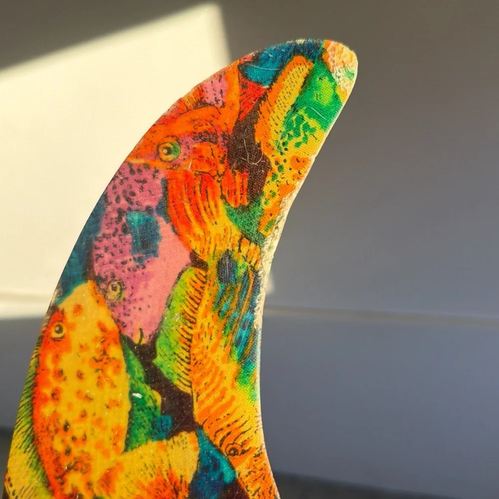 Colorful Surfboard Single Fin with Fish Design. 6 inches - Picture 3 of 5